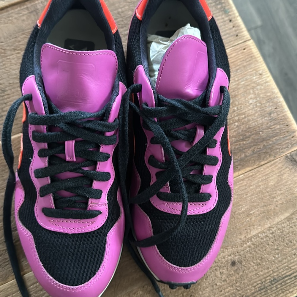 Trade/sell Veja shoes size 8. New pretty purple black and orange tennis shoes. - Picture 4 of 7